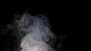 Siyah arkaplanda beyaz duman izole