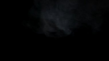 Siyah bir zemin üzerine beyaz su buharı.