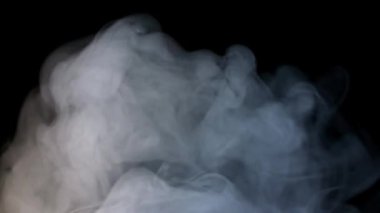 Siyah arkaplanda beyaz duman izole