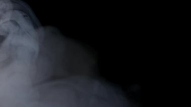 Siyah arkaplanda beyaz duman izole