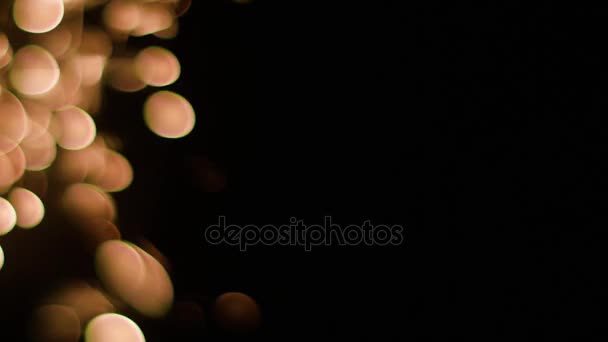 Flux lumineux magique d'étincelles dans l'obscurité 