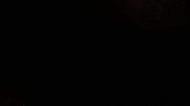 Flux lumineux magique d'étincelles dans l'obscurité 