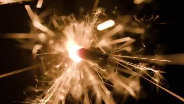 Magia incandescente flusso di scintille nel buio — Video Stock