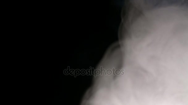 霧蒸気煙が黒の背景に分離 — ストック動画