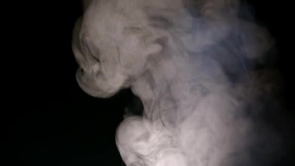 Fumo branco isolado sobre fundo preto — Vídeo de Stock