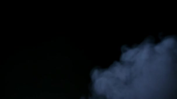 Siyah arkaplanda beyaz duman izole — Stok video