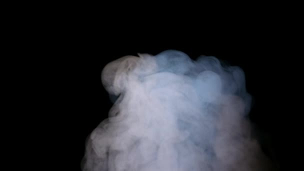 Vapor de água branco sobre um fundo preto . — Vídeo de Stock