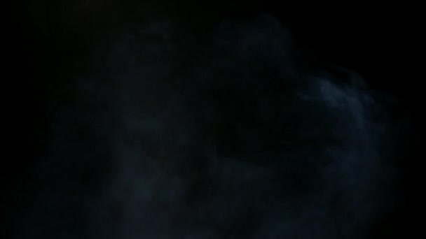 Weißer Rauch isoliert auf schwarzem Hintergrund — Stockvideo