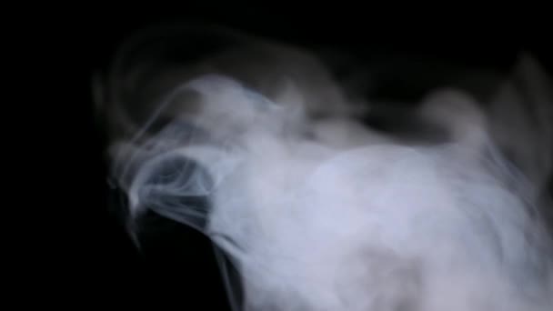 Abstrato vapor de água branco sobre um fundo preto . — Vídeo de Stock