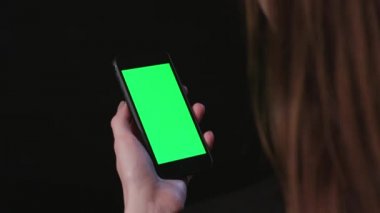 Yeşil ekran Zoom Out ile telefon tutarak kadındır