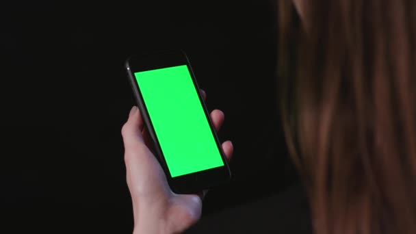 Vrouw is Holding telefoon met groene scherm Scroll — Stockvideo