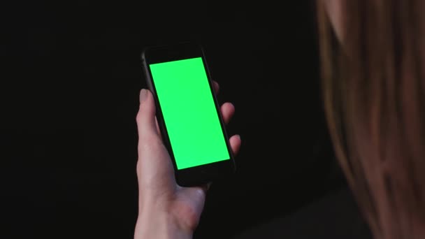 Η γυναίκα είναι κρατώντας το τηλέφωνο με πράσινη οθόνη πατήστε — Αρχείο Βίντεο