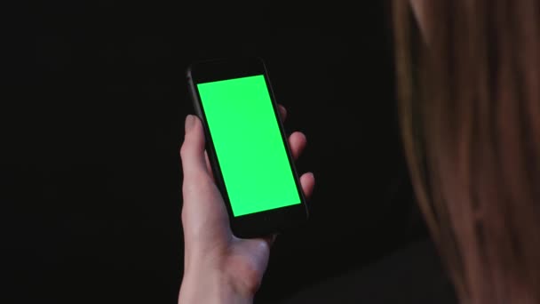 Frau hält Telefon mit grünem Bildschirmtipp — Stockvideo