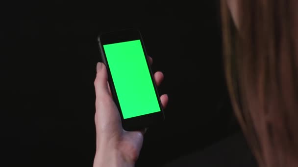 Vrouw is Holding met het groene scherm Tik op telefoon — Stockvideo