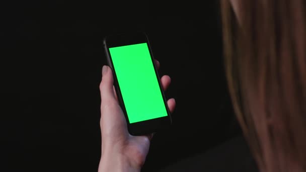 Mujer está sosteniendo el teléfono con grifo de pantalla verde — Vídeo de stock