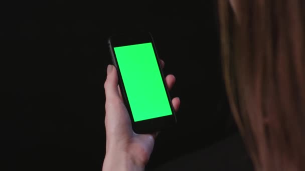 Mujer está sosteniendo el teléfono con grifo de pantalla verde — Vídeos de Stock