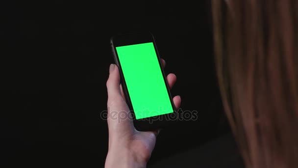 Vrouw is Holding met het groene scherm Tik op telefoon — Stockvideo