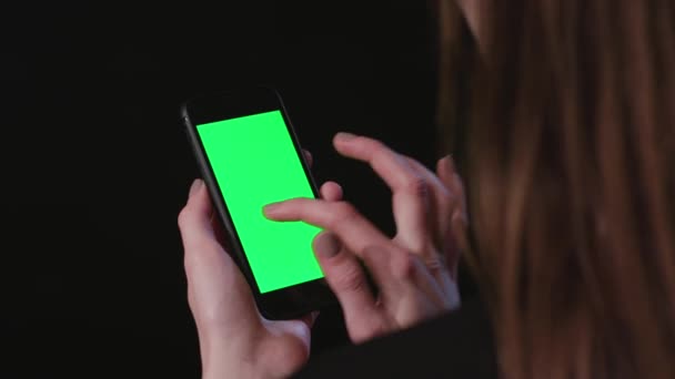 Femme tient le téléphone avec balayage d'écran vert 