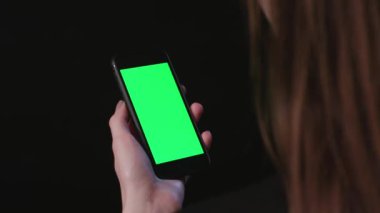 Yeşil ekran Zoom Out ile telefon tutarak kadındır