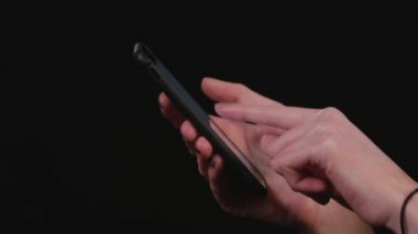 Kadın kullanır App telefon