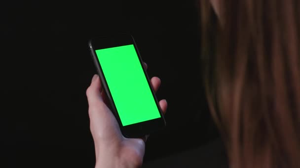 Vrouw is Holding telefoon met groene scherm inzoomen — Stockvideo