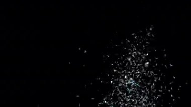 Siyah arka plan üzerinde patlayan gerçekçi Glitter.