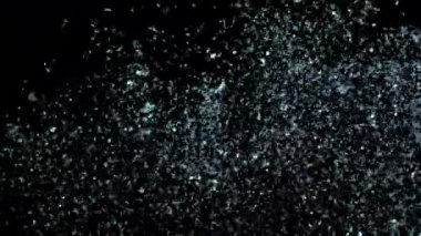 Siyah arka plan üzerinde patlayan gerçekçi Glitter.