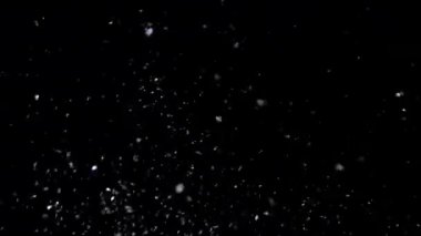 Siyah arka plan üzerinde patlayan gerçekçi Glitter.