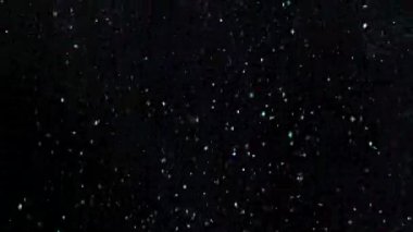 Siyah arka plan üzerinde patlayan gerçekçi Glitter.