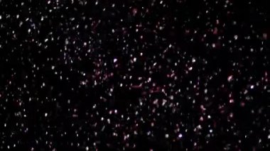 Siyah arka plan üzerinde patlayan gerçekçi Glitter.