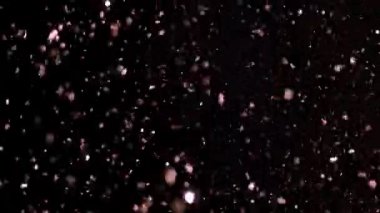 Siyah arka plan üzerinde patlayan gerçekçi Glitter.