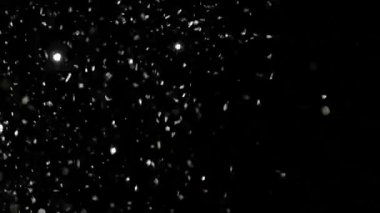 Siyah arka plan üzerinde patlayan gerçekçi Glitter.