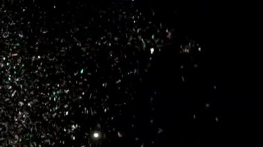 Siyah arka plan üzerinde patlayan gerçekçi Glitter.