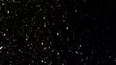 Siyah arka plan üzerinde patlayan gerçekçi Glitter.