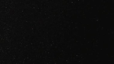 Siyah arka plan üzerinde patlayan gerçekçi Glitter.