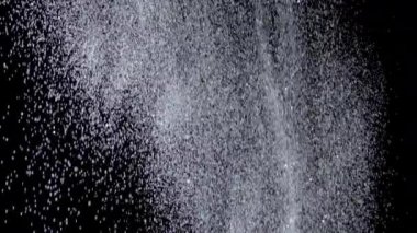 Siyah arka plan üzerinde patlayan gerçekçi Glitter.