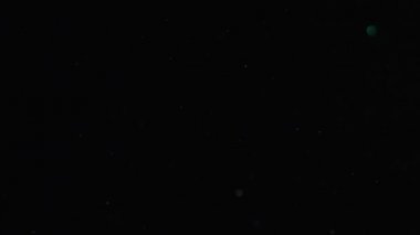 Siyah arka plan üzerinde patlayan gerçekçi Glitter.