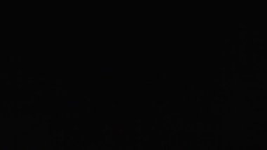 Siyah arka plan üzerinde patlayan gerçekçi Glitter.