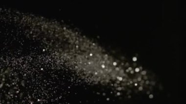 Siyah arka plan üzerinde patlayan gerçekçi Glitter.