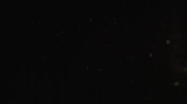 Siyah arka plan üzerinde patlayan gerçekçi Glitter.