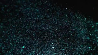 Siyah arka plan üzerinde patlayan gerçekçi Glitter.