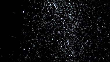 Siyah arka plan üzerinde patlayan gerçekçi Glitter.