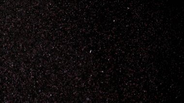 Siyah arka plan üzerinde patlayan gerçekçi Glitter.