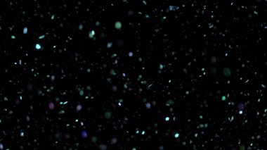 Siyah arka plan üzerinde patlayan gerçekçi Glitter.