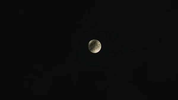 Bulutlu bir günde moon — Stok fotoğraf