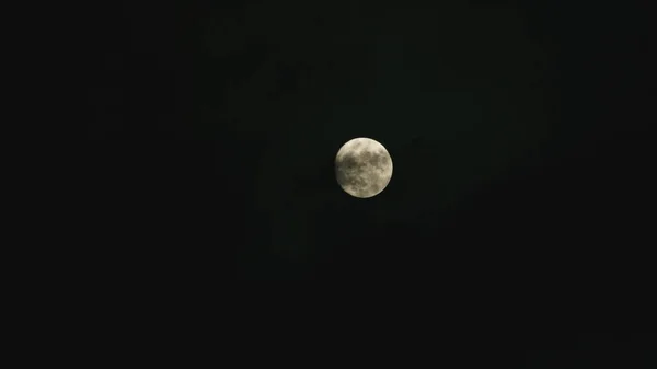 Luna en día nublado — Foto de Stock