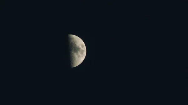 Mond hinter dem Nachthimmel — Stockfoto