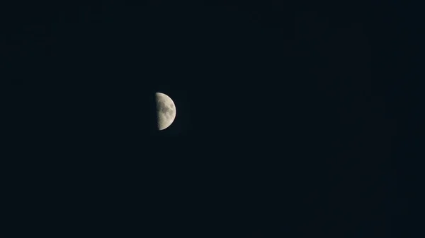 Månen bakom natthimlen — Stockfoto