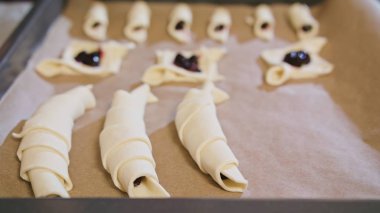 Baker kruvasan fırın tepsisine koyun.