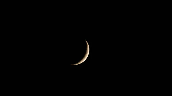 Luna nueva en el cielo negro —  Fotos de Stock